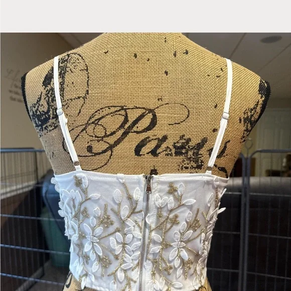 White and gold 3D floral corset style zip up back crop top - Picture 4 of 7